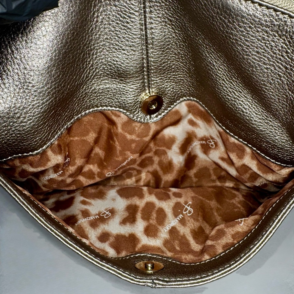 B. Makowsky Metallic Gold Leather Crossbody/Shoulder Bucket Turlock Bag in Gold - Picture 6 of 16
